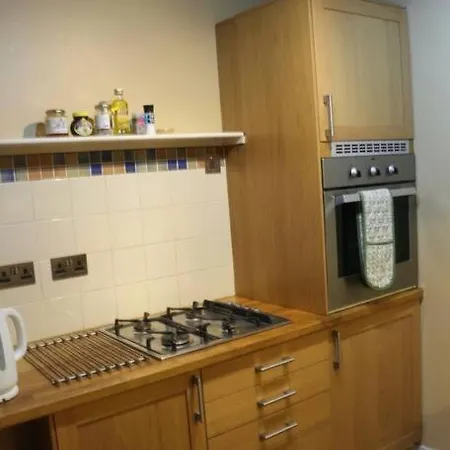 Stylish 1 Bedroom Flat In The Heart Of St Andrew's Apartamento